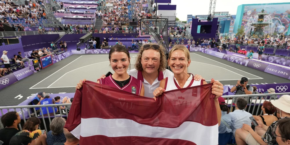 Franča Lāča draudzene Beāte un vecāki Kārlis Lācis un Vineta Vilistere-Lāce Konkordijas laukumā Parīzē, kur notika olimpiskais turnīrs 3×3 basketbolā. “Sajūtas bija neaprakstāmas!” par jušanu līdzi dēla debijai olimpiskajās spēlēs teic Kārlis.
