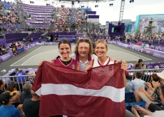 Franča Lāča draudzene Beāte un vecāki Kārlis Lācis un Vineta Vilistere-Lāce Konkordijas laukumā Parīzē, kur notika olimpiskais turnīrs 3×3 basketbolā. “Sajūtas bija neaprakstāmas!” par jušanu līdzi dēla debijai olimpiskajās spēlēs teic Kārlis.