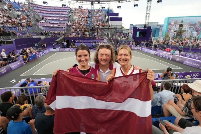 Franča Lāča draudzene Beāte un vecāki Kārlis Lācis un Vineta Vilistere-Lāce Konkordijas laukumā Parīzē, kur notika olimpiskais turnīrs 3×3 basketbolā. “Sajūtas bija neaprakstāmas!” par jušanu līdzi dēla debijai olimpiskajās spēlēs teic Kārlis.