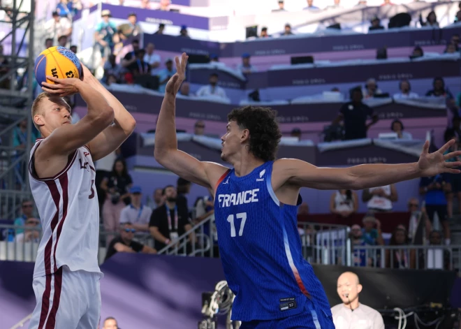 Latvijas 3x3 basketbolisti, kuri grupu turnīrā bija labākie tālmetēji turnīrā, pusfināla mačā iemeta tikai 1 no 13 metieniem.