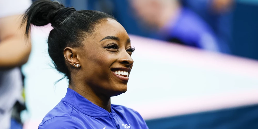 Amerikas Savienoto Valstu sportiste Simona Bailsa skatās mākslas vingrošanas finālu Parīzes olimpiskajās spēlēs.
