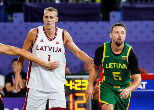 Nauris Miezis un Šarūns Vingelis cīņā par 3x3 basketbola bronzu 2024. gada 5. augustā Parīzē.