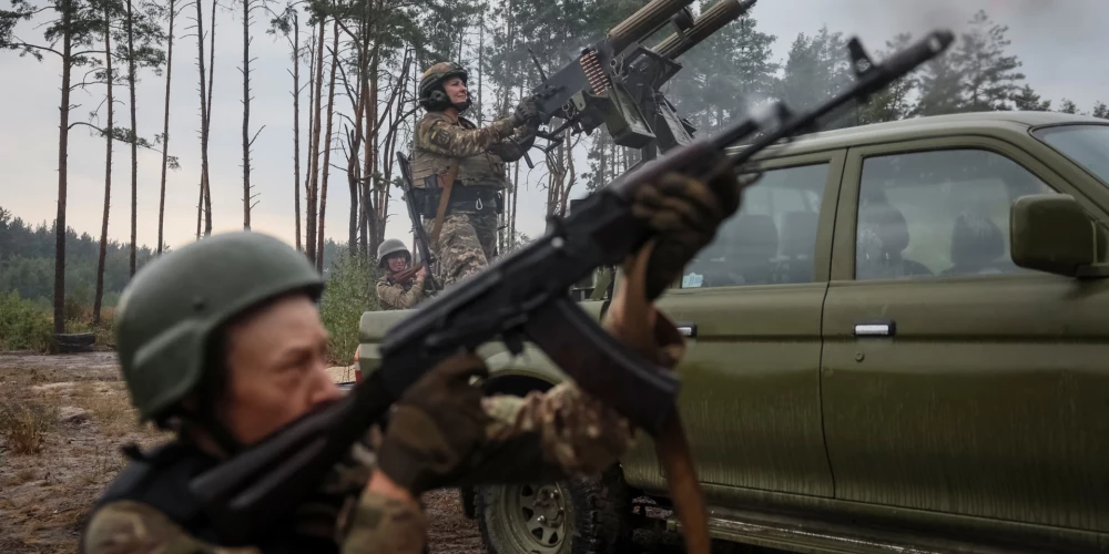 Sieviešu pretdronu mobilās pretgaisa aizsardzības vienības "Bučas raganas" dalībnieces no Bučas teritoriālās kopienas militārā brīvprātīgo formējuma piedalās mācībās Krievijas uzbrukuma Ukrainai laikā pie Bučas pilsētas Kijevas apgabalā, Ukrainā, 2024. gada 3. augustā.
