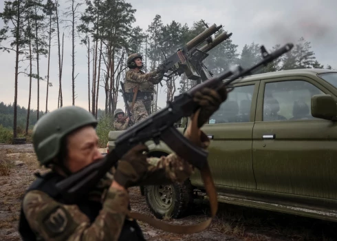 Sieviešu pretdronu mobilās pretgaisa aizsardzības vienības "Bučas raganas" dalībnieces no Bučas teritoriālās kopienas militārā brīvprātīgo formējuma piedalās mācībās Krievijas uzbrukuma Ukrainai laikā pie Bučas pilsētas Kijevas apgabalā, Ukrainā, 2024. gada 3. augustā.