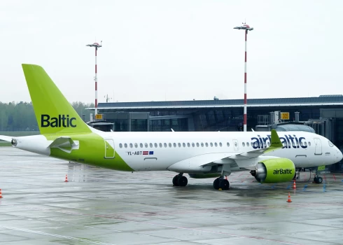 "airBaltic" lidmašīna RIX Rīgas lidostas teritorijā.