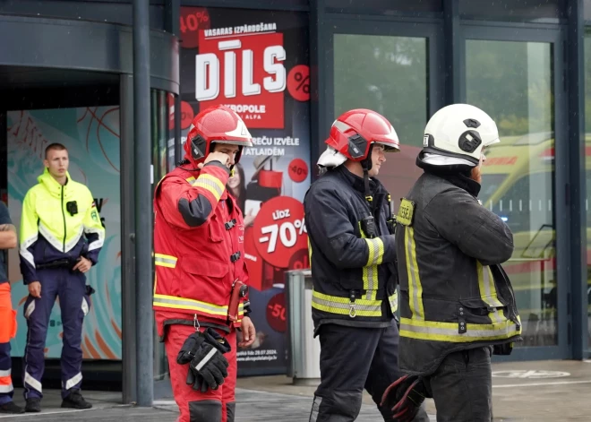 Sadūmojuma dēļ no tirdzniecības centra "Akropole Alfa" evakuēti gandrīz 2000 cilvēku. 