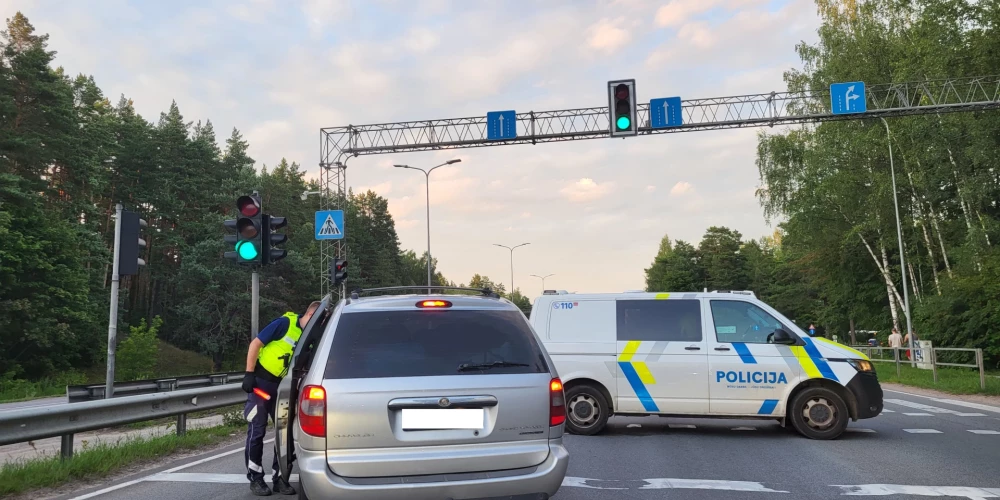 Policijas amatpersonas sadarbībā ar Ceļu satiksmes drošības direkcijas darbiniekiem Jelgavā veica transportlīdzekļu tehniskā stāvokļa pārbaudi. 