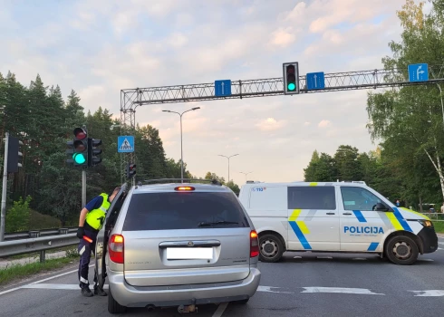 Policijas amatpersonas sadarbībā ar Ceļu satiksmes drošības direkcijas darbiniekiem Jelgavā veica transportlīdzekļu tehniskā stāvokļa pārbaudi. 