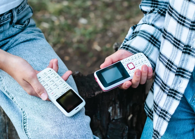 Kas ir "dumjie telefoni?" Ārzemēs tie gūst popularitāti, bet Latvijā - vajadzīgi tikai pensionāriem