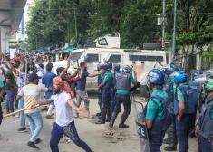 Bangladešu kopš jūlija sākuma plosa nemieri (foto: Scanpix / AP)