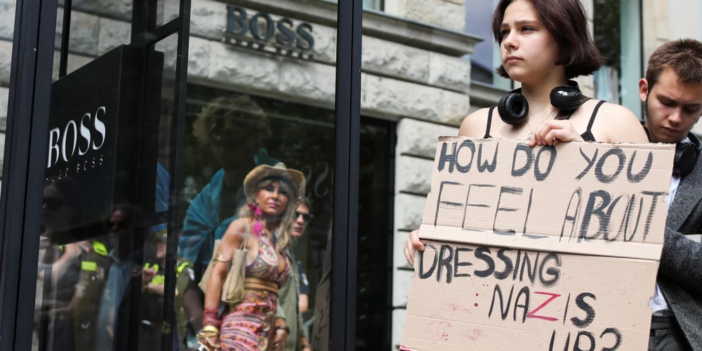 “Hugo Boss” Berlīnē pieredzēja protestus, tostarp ar atgādinājumu, ka šis modes nams atkal gādā par nacistu ietērpiem. 