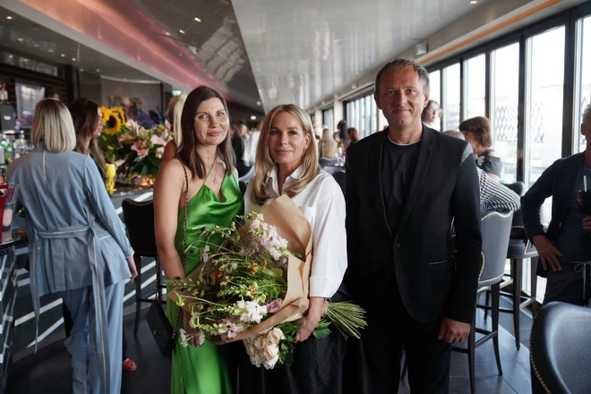 Grūti noticēt, ka Egils un Lauma Valeiņi uz mākslinieces Gundegas Dūdumas gleznu personālizstādes atklāšanu atvizinājās ar motociklu.