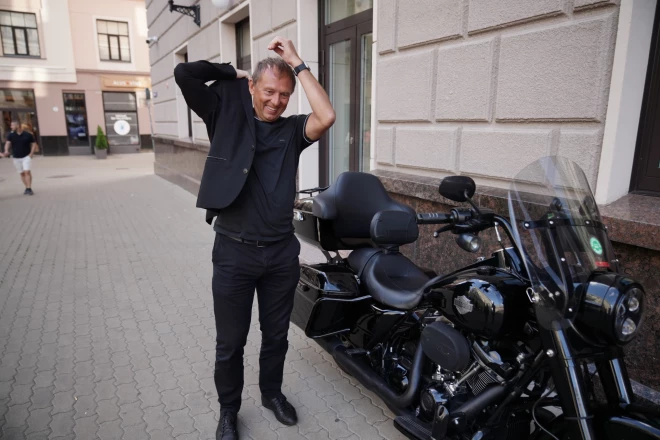 Ārstam moča bagāžas somā līdzi bija žakete, ko viņš nomainīja pret motobraucēja ādas jaku.