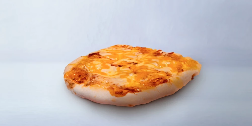 Пинса с тремя сырами.