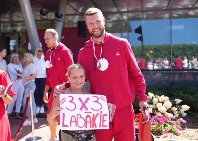 Latvijas 3x3 basketbola izlase lidostā "Rīga".