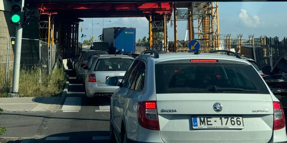 Virzienā uz t/c "Mols" avārijas dēļ izveidojies sastrēgums.