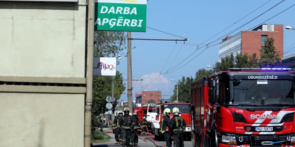 Ugunsgrēka dzēšana angārā Ganību dambī. 