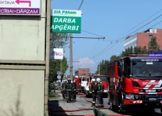 Ugunsgrēka dzēšana angārā Ganību dambī. 