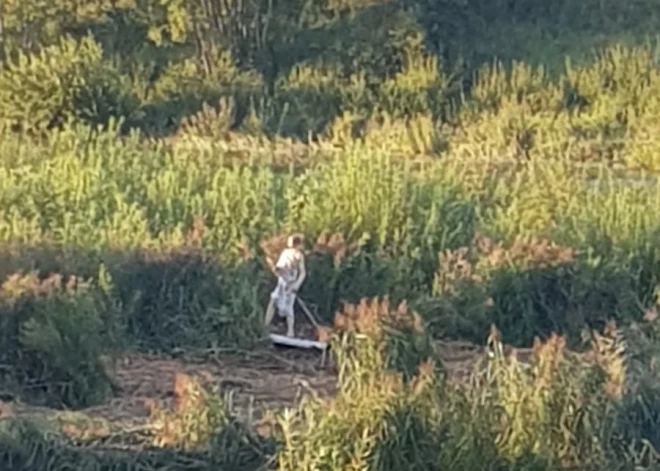 VIDEO: Jēzus uz SUP dēļa aizpeld pa straumi - to nākas glābt