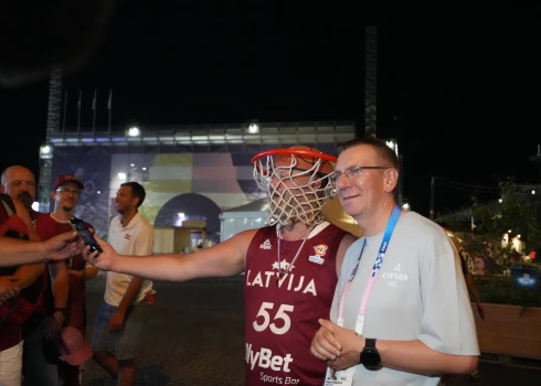 Valsts prezidents Edgars Rinkēvičs (no labās) fotografējas ar faniem pēc 3x3 basketbola spēles. 