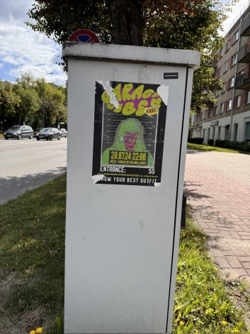 Rēzeknietim Andrim Uškānam nepatīkamas emocijas raisa pilsētā uz neatbilstošām vietām un virsmām izlīmētās reklāmlapas.