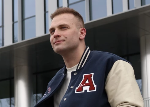 Andrejs ir blogeris, kam patīk veidot sociālu eksperimentu video, it sevišķi, kuros ir jāpalīdz citiem. Puisis sapņo, ka kādu dienu būs aktieris, ka filmēsies Holivudā.