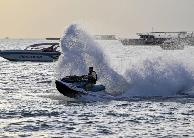 Ģimenes traģēdija Francijā: māte zaudē dzīvību, satriecoties ar dvīņumeitu ūdens motociklu