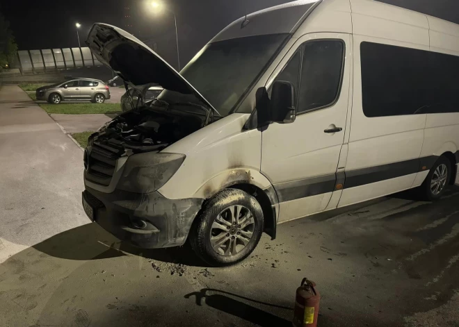 VIDEO: Daugavpils domes deputātam Dzalbem aizdedzina automašīnu