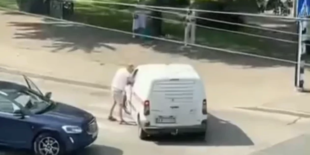 Divu autovadītāju konflikts Purvciemā.