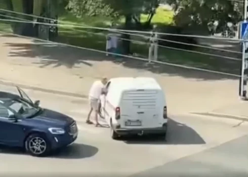 Divu autovadītāju konflikts Purvciemā.