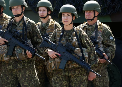 Arī turpmākajos iesaukumos Latvijas pilsoņi tiek aicināti iestāties brīvprātīgi. Taču, nepieciešamības gadījumā, trūkstošo personu skaitu vecumā no 18 līdz 19 gadiem iesauks pēc nejaušības principa.