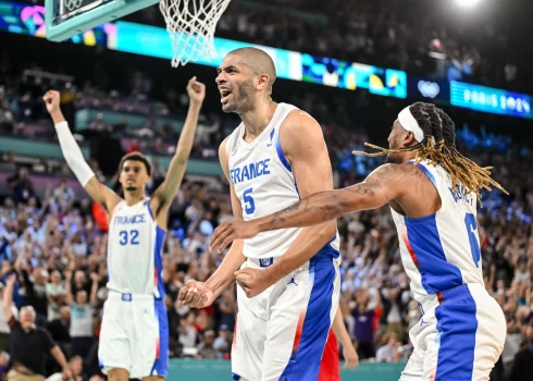 Francijas basketbolisti izšķirošo lūzumu panācu ar darbībām aizsardzībā.