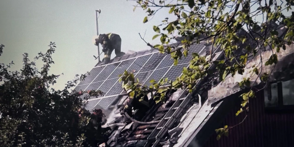 Наличие солнечных панелей на крыше затруднило работу. 