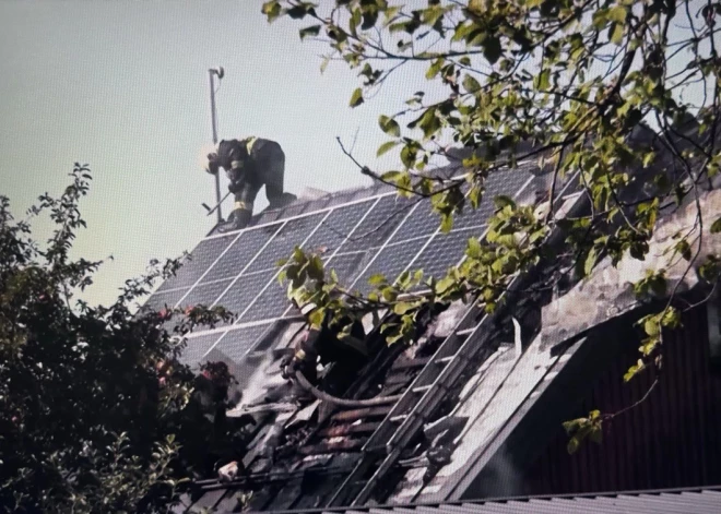 Солнечные панели стали препятствием: пожарные в Кекаве изо всех сил пытались добраться до очага возгорания