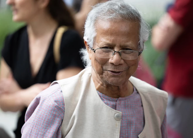 Nobela Miera prēmijas laureāts Junuss nodevis Bangladešas pagaidu valdības vadītāja zvērestu