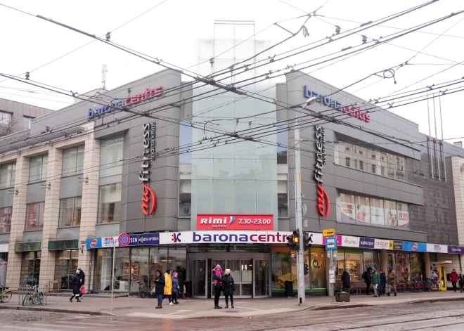 Rīgā pie Barona centra garāmgājēji apturējuši sievieti ar nazi, kura uzbruka cilvēkiem; policijas komentārs