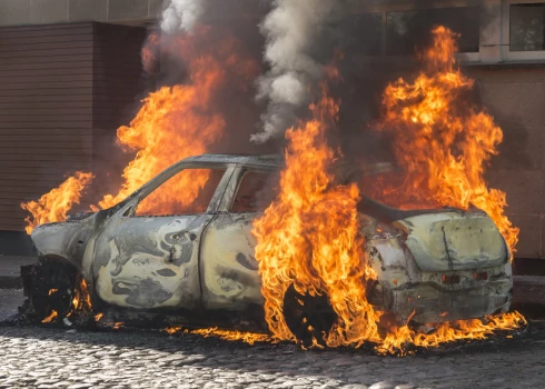 Burning car Fire suddenly started engulfing all the car