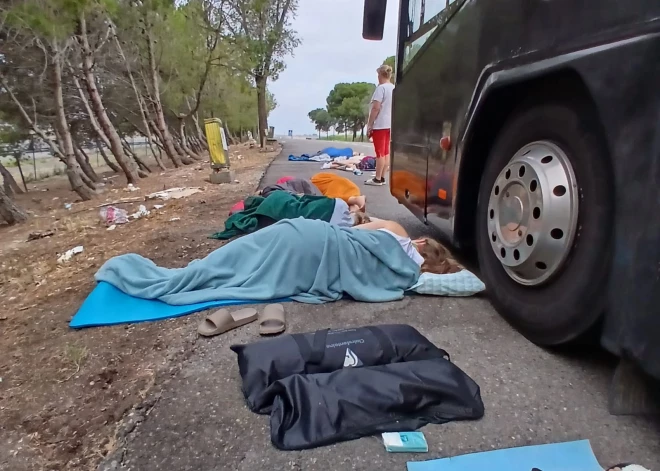 Spānijā iestrēgušie jaunieši bija spiesti nakšņot uz ielas, pie šosejas un benzīntankā