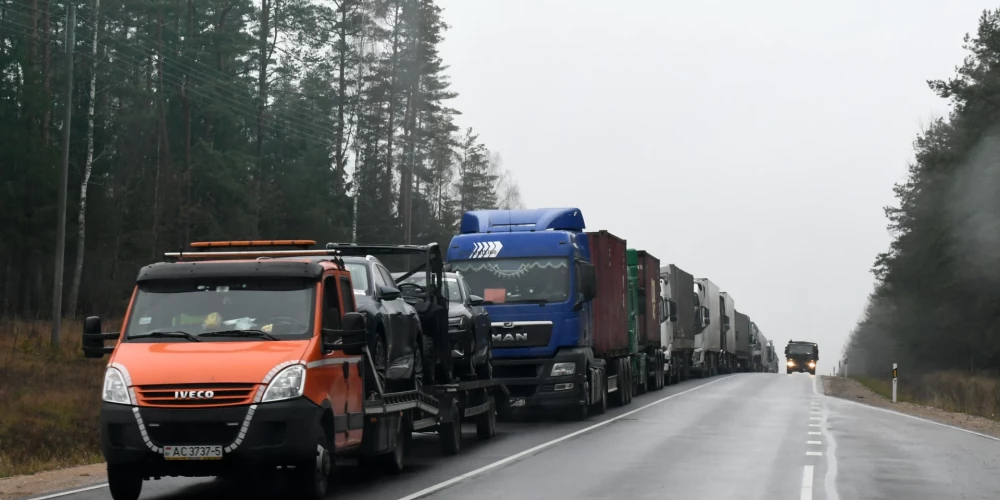 Kravas automašīnu rindas robežkontroles punktā pie Latvijas-Baltkrievijas robežas.