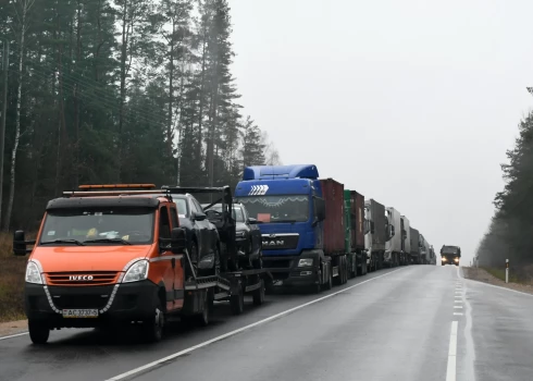 Kravas automašīnu rindas robežkontroles punktā pie Latvijas-Baltkrievijas robežas.