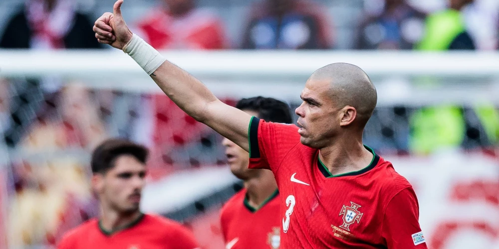  Portugāles futbola izlases aizsargs Pepe.