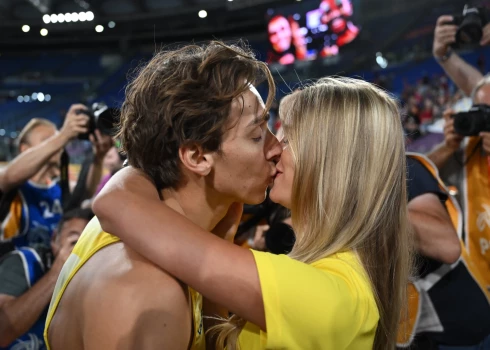 Zviedru kārtslēcēja Armanda Duplantiss skūpsts ar mīļoto Dezirē Inglanderi pēc pārliecinošā leciena Parīzes olimpiskajās spēlēs.