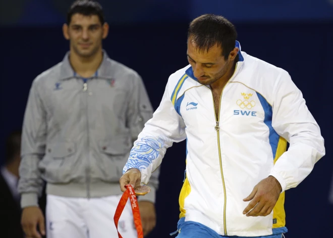 Kas notiek, ja sportists necienīgi izturas pret olimpisko medaļu. Tādiem sankcijas bijušas ļoti bargas