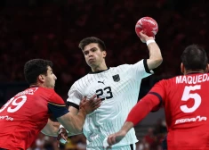 Germany's right back #23 Renars Uscins (C) shoots during the men's semi-final handball match between Germany and Spain of the Paris 2024 Olympic Games, at the Pierre-Mauroy stadium in Villeneuve-d'Ascq, northern France, on August 9, 2024. (Photo by Sameer Al-Doumy / AFP)