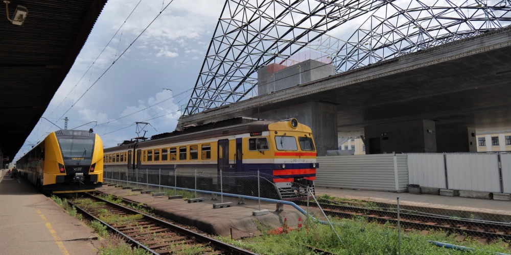 Rīgas Centrālajā stacijā peronu pārbūve tuvākajā laikā nav gaidāma, modernizācija iecerēta tikai “Rail Baltica” projekta ietvaros, kura nākotne šobrīd ir neskaidra.