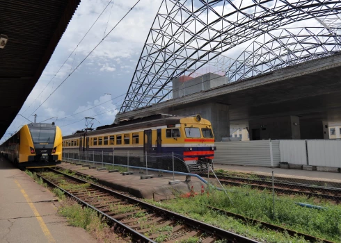 Rīgas Centrālajā stacijā peronu pārbūve tuvākajā laikā nav gaidāma, modernizācija iecerēta tikai “Rail Baltica” projekta ietvaros, kura nākotne šobrīd ir neskaidra.