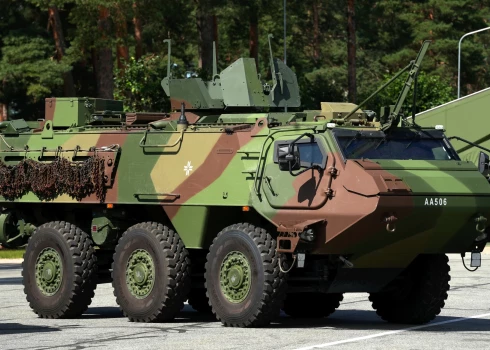 Pirmā Latvijā tapusī bruņumašīna “Patria”.