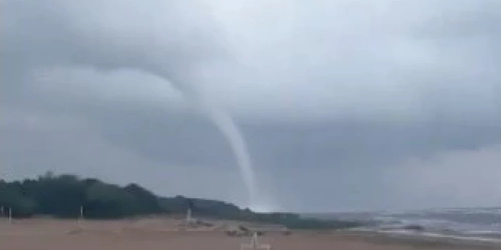 Водяной смерч в Салацгриве.