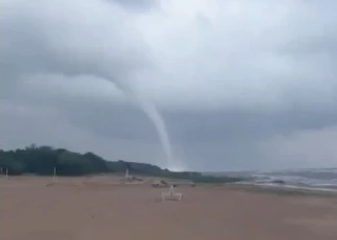 В Салацгриве был замечен внушительный водяной смерч