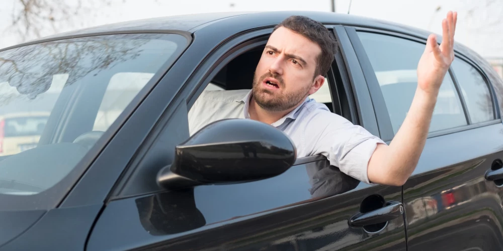 Kāda šofera pavirša darbība pie stūres nereti kaitina daudzus citu autovadītājus.